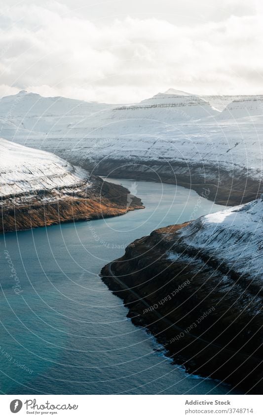 Felsenklippe in Meeresnähe auf den Färöer Inseln Klippe MEER Meereslandschaft Winter Schnee Saison kalt steil Gelände Färöer-Inseln felsig Landschaft