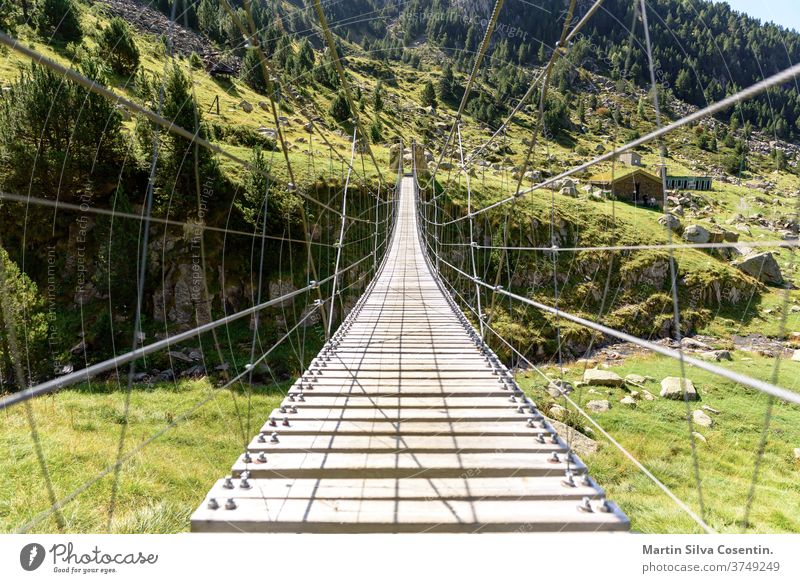 Els Cortals de Encamp, Andorra Bäume erhängen Steg Weg Park Abenteuer hölzern Spaziergang Holz Baum Suspension blau Brücke Business Lager Stadtbild Tag