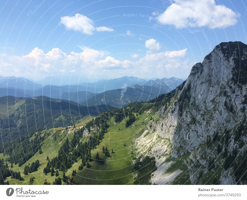 Blick über die europäischen Alpen bei München, Deutschland blau Europäische Alpen grün wandern Landschaft Berge u. Gebirge im Freien Felsen malerisch Sommer