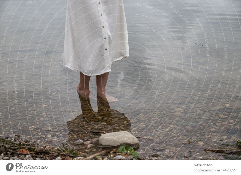 Barfuss im Wasser kalt Frau Rock Steine See Barfuß Strand Ufer gehen stehen beine Füße Natur Sommer Beine Erholung Ferien & Urlaub & Reisen allein