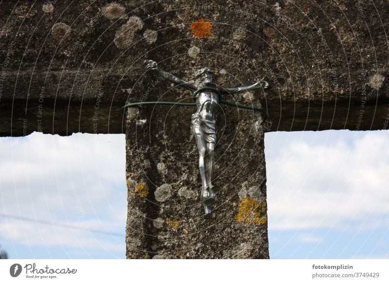 metallene Jesus-am-Kreuz-Figur mit Draht an Stein-Pfosten gebunden Jesus Christus jesus christus-figur Religion & Glaube Christentum Gott Katholizismus Kirche