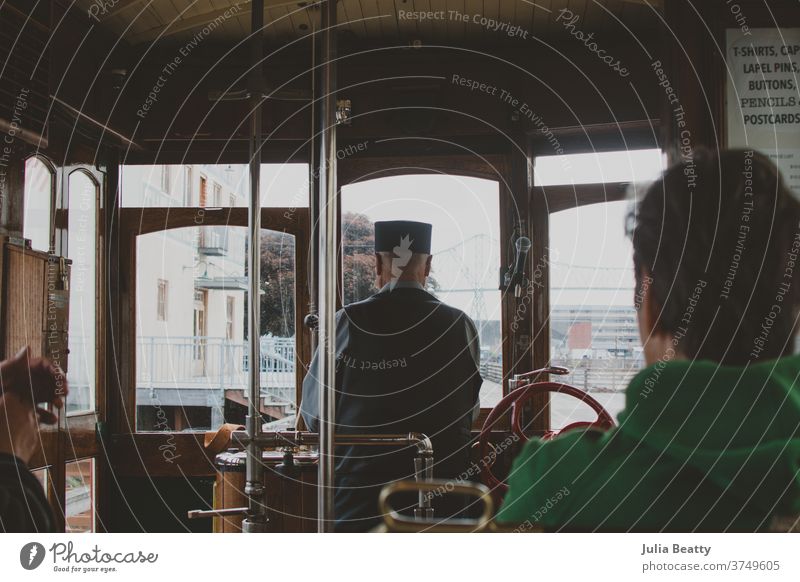 Inneres von Trolley in Astoria, Oregon Vereinigte Staaten Handwagen Straßenbahn Mitfahrgelegenheit Leiterbahn Fahrer altehrwürdig Antiquität Holz Metall retro