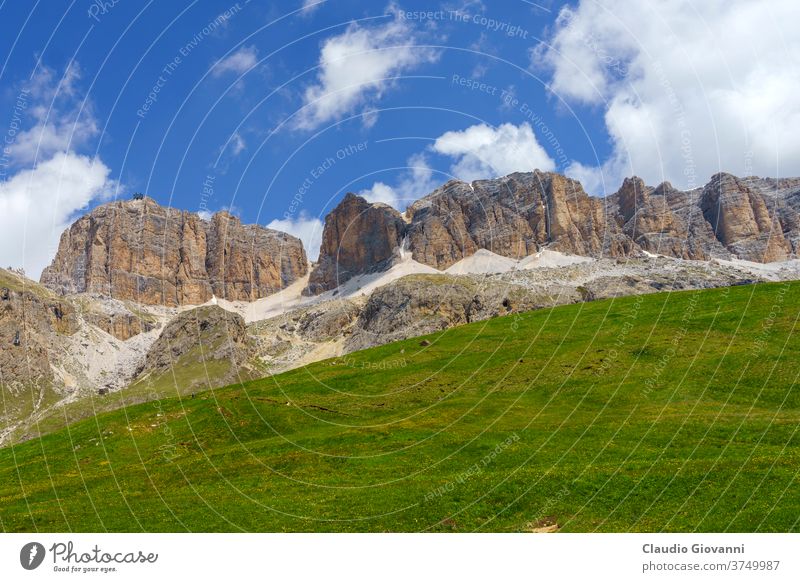 Berglandschaft entlang der Straße zum Pordoi-Pass, Dolomiten Canazei Europa Fassa Italien Juni trentino südtirol Trient unesco Farbe Tag grün Landschaft