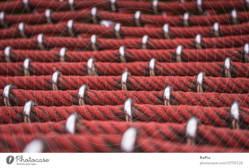 Detail eines Klettergerüstes auf einem Spielplatz. Seilschaft Strick Netz Netzwerk rope Kugel Technik Festigkeit Halt Geflecht playground Kind Kindheit business