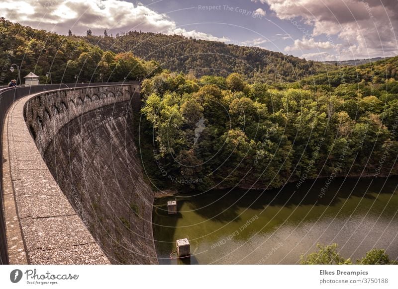 Urftstaumauer in der Eifel, eine der ältesten Staumauern Deutschlands urftsee urftstaumauer talsperre eifel nationalpark