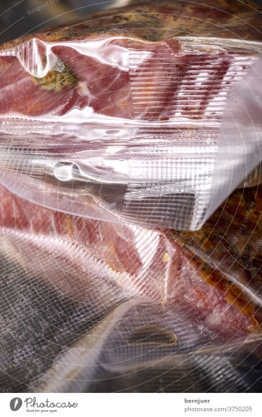 Pastrami in Plastiktüten verpackt zubereitet sous vide Paket reifen Vakuum versiegelt Verpackung Vakuumverpackt tasche Kunststoff Fleisch Nahaufnahme rot Essen