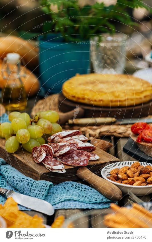 Leckeres Essen auf dem Tisch im Wald Picknick Lebensmittel verschiedene lecker dienen Ordnung schäbig hölzern valle del jerte Cacere Spanien Gegend