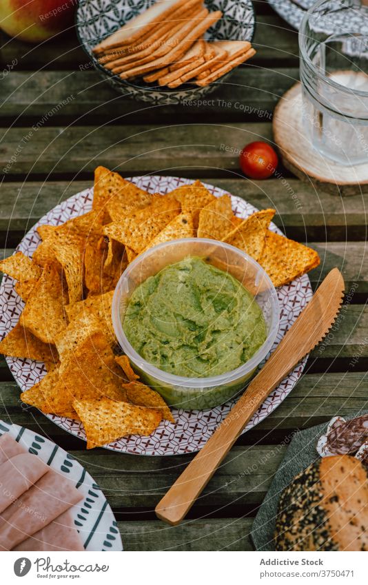 Leckere Nachos mit Soße auf dem Holztisch nacho Guacamole mexikanisches Essen Picknick Lebensmittel Wälder geschmackvoll Mahlzeit Würzig lecker valle del jerte