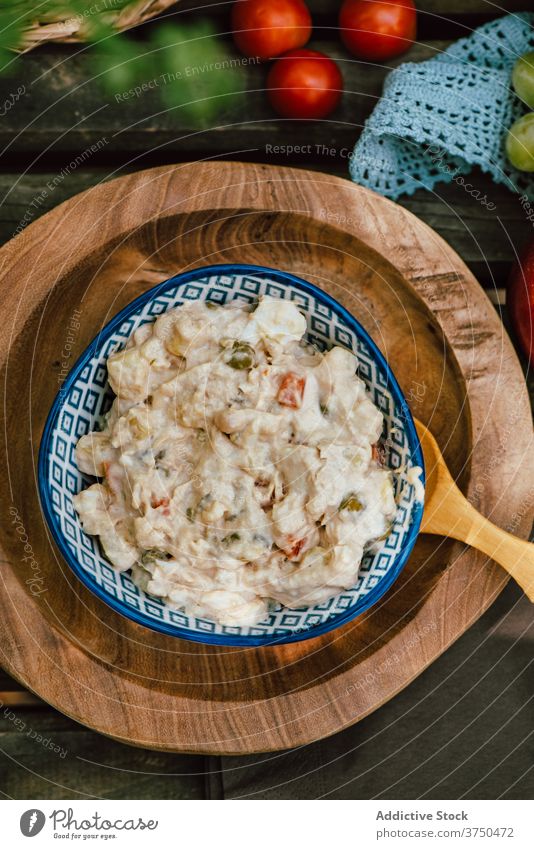 Leckerer Salat in Schüssel auf Tisch Salatbeilage lecker Picknick Schalen & Schüsseln Mayonnaise Bestandteil verschiedene geschmackvoll dienen valle del jerte