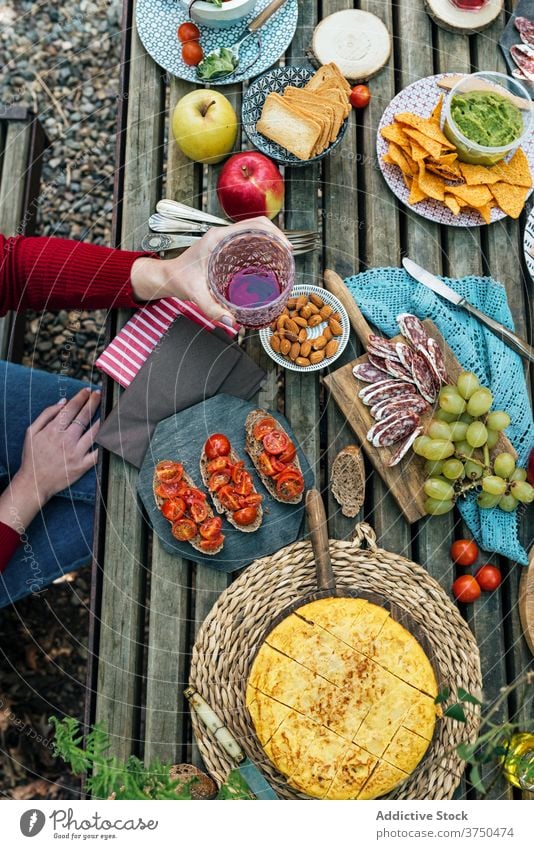 Erntefrauen am Tisch mit Essen im Wald Frauen Picknick Zusammensein essen Lebensmittel verschiedene Wälder lecker valle del jerte Cacere Spanien geschmackvoll