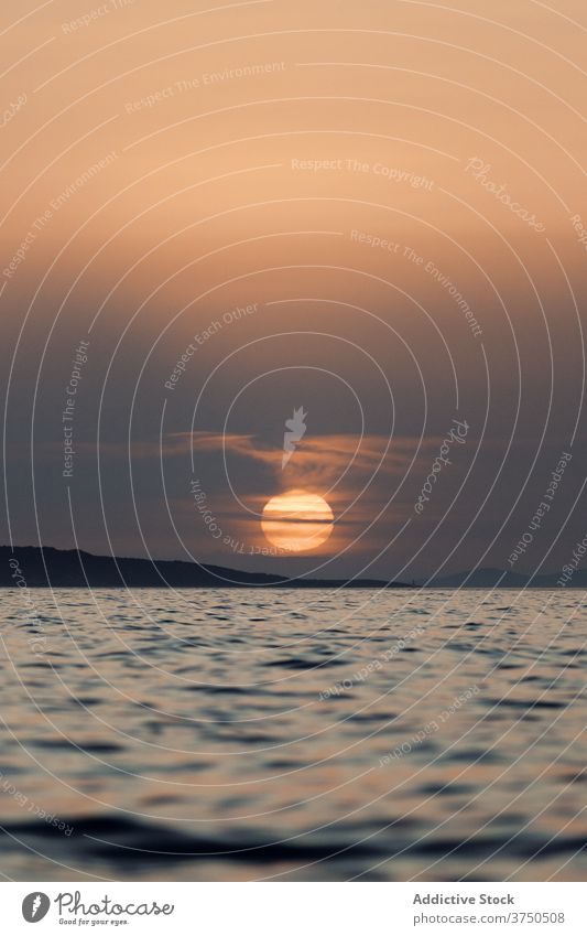 Plätscherndes Meer bei Sonnenuntergang am Abend MEER Wasser Rippeln Windstille Oberfläche Sonnenlicht Reflexion & Spiegelung erstaunlich Farbe malerisch