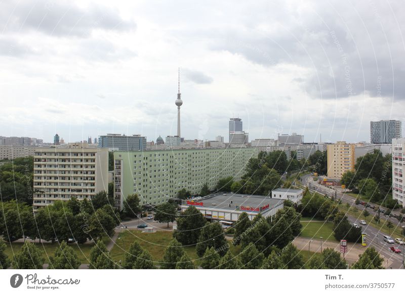 Berlin Platz Fernsehturm tv tower Hauptstadt Stadt Stadtzentrum Außenaufnahme Berliner Fernsehturm Wahrzeichen Sehenswürdigkeit Architektur Turm Menschenleer