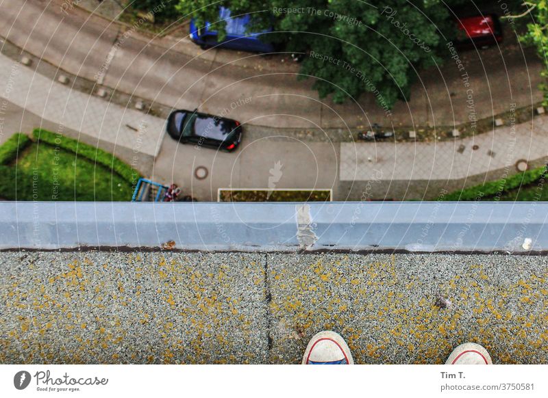 Absprung Berlin Friedrichshain Turnschuh Dach Kante Suizidalität Blick nach unten Haus Stadt Menschenleer Farbfoto Hauptstadt Außenaufnahme Stadtzentrum Tag