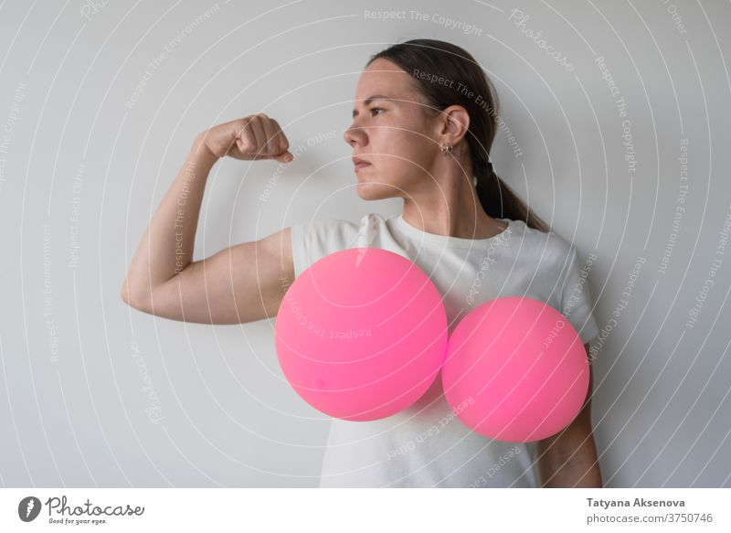 Frau mit Luftballons auf den Brüsten Erkenntnis Brust Krebs Gesundheit rosa abstützen Pflege Symbol Krankheit Almosen Hilfsbereitschaft Hoffnung