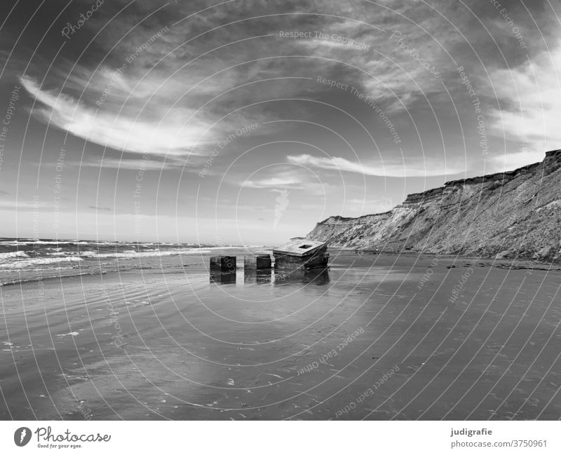 Bunkerreste am Strand von Løkken in Dänemark Küste Himmel Schwarzweißfoto Außenaufnahme Menschenleer Nordsee Meer Vergangenheit Geschichte Spuren Steilküste