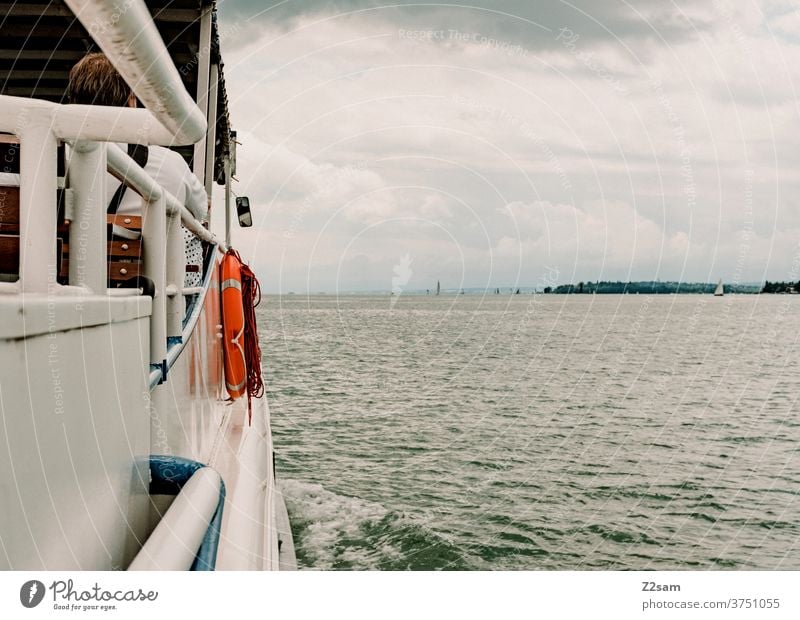 Schifffahrt auf dem Bodensee schiffahrt reise wasser gewässer rettungsring sommer bewölkt wetter wolken Baden-Württemberg Sommer Außenaufnahme Farbfoto Natur