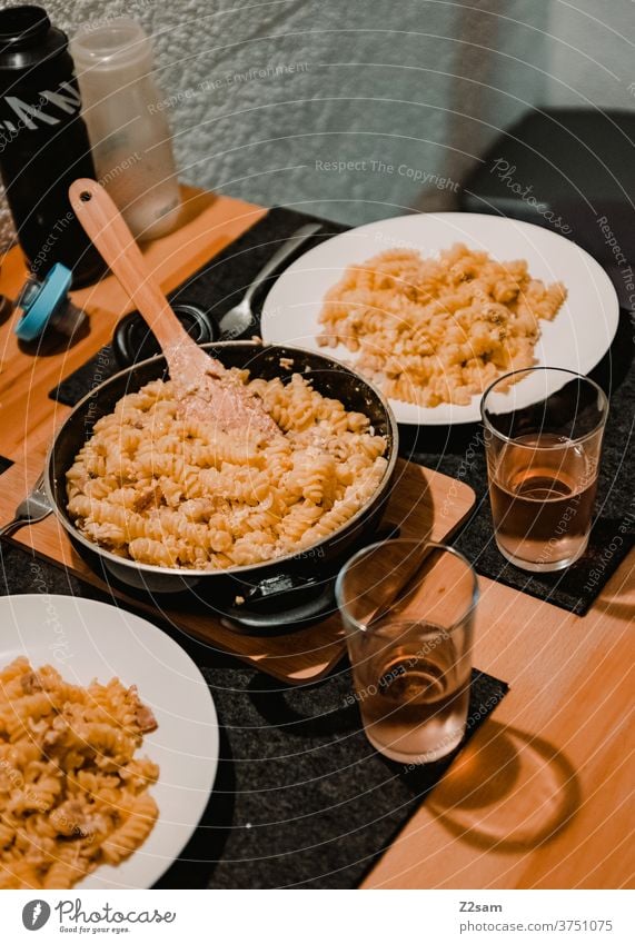 Schinkennudeln schinkennudeln essen ernährung kochen pfanne teller paar zuhause abendessen einfach günstig kochlöffel radflasche Lebensmittel Farbfoto