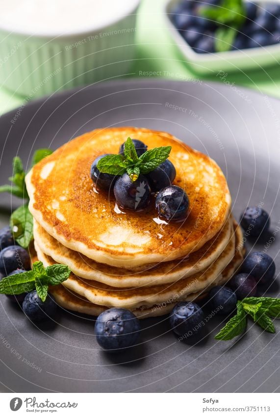 Hausgemachte Pfannkuchen mit frischen Beeren Amerikaner Frühstück Lebensmittel Blaubeeren schön gekocht kulinarisch lecker Dessert fluffig gebraten Brunch