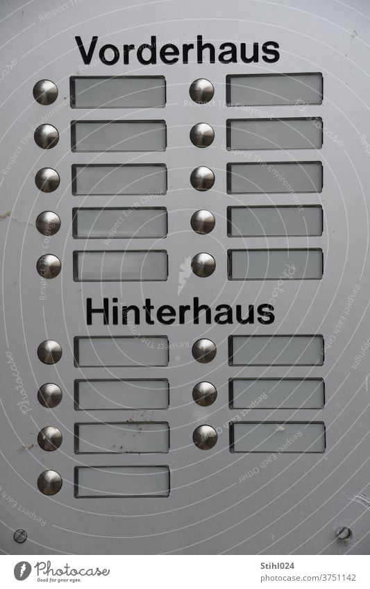 Vorderhaus - Hinterhaus - Klingelschilder HAustürklingel privat unbenannt Edelstahl HAuseingang Klingelknopf fläche modern leer unbewohnt anonym inkognito