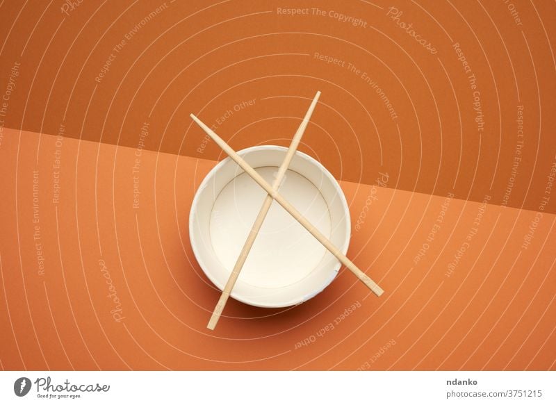 offene leere Nudelschüssel und ein Paar Holzstäbchen auf braunem Hintergrund oben abbaubar Schalen & Schüsseln Kasten Sauberkeit Nahaufnahme Container Küche