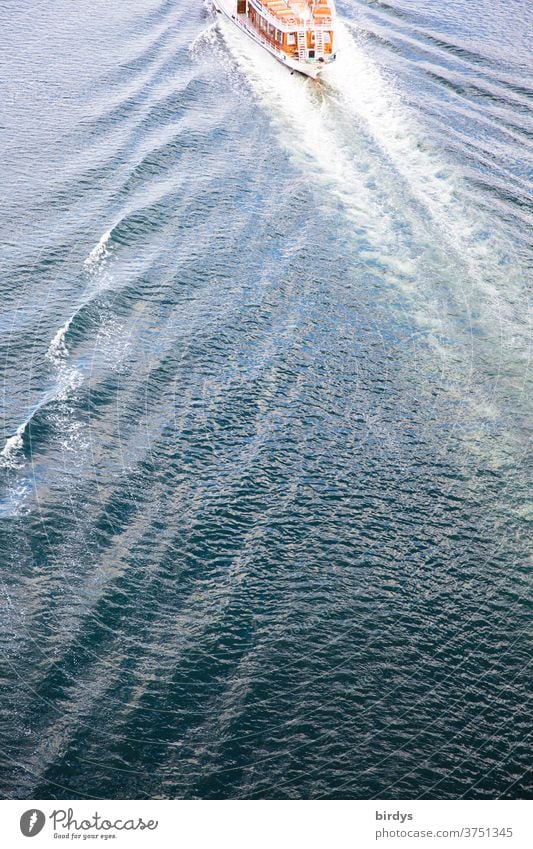 Kielwasser eines Ausflugsschiffs in der Vogelperspektive, Heck des Schiffs im Anschnitt, Wellen und Verwirbelungen Motorboot Spur Wasser Schifffahrt Wasserwege