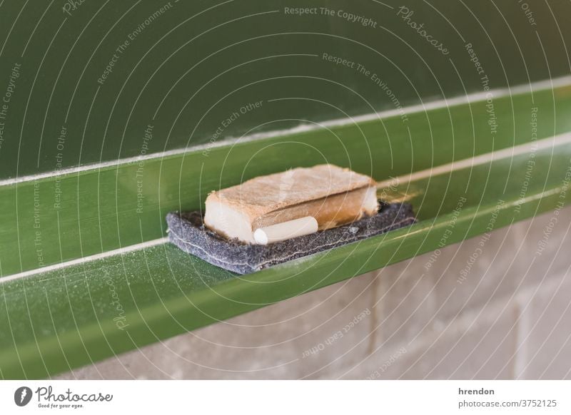Radiergummi und Kreide auf der Tafel blanko Bildung Schule Klasse niemand zurück zur Schule Klassenraum elementar im Innenbereich primär Wissen lernen lehrreich