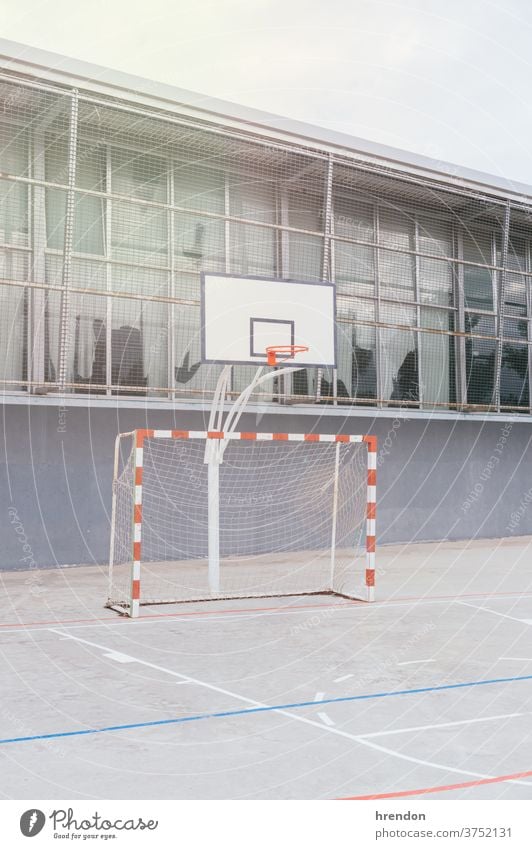 einen leeren Schulhof Bildung Schule zurück zur Schule elementar primär lehrreich Grundschule Hof Spielplatz Sport spielen Fußball niemand Stadion Erholung