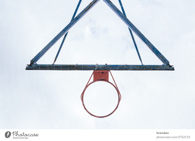 verschlechterter Basketballkorb Reifen Korb Sport Bildung Schule zurück zur Schule elementar primär lehrreich Grundschule Hof Spielplatz leer spielen niemand