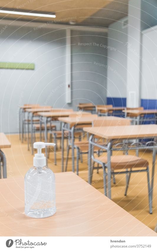 hydro-alkoholisches Gel in einem Klassenzimmer antibakteriell Desinfektion Bildung Schule zurück zur Schule Klassenraum elementar im Innenbereich Schreibtisch