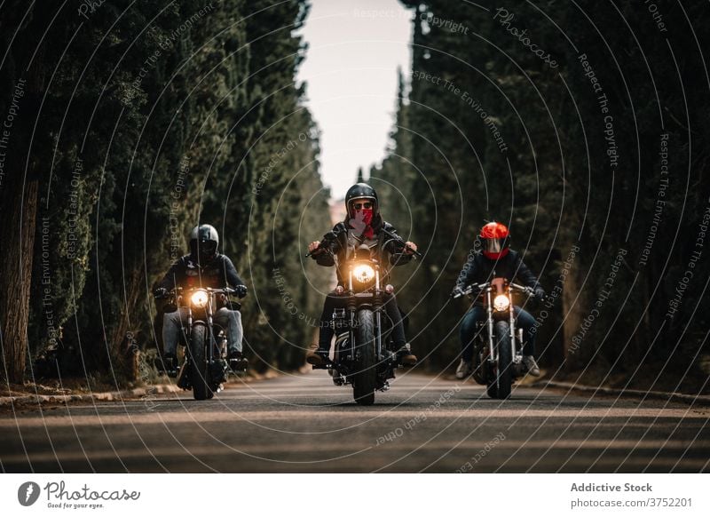 Biker auf Motorrädern fahren auf Landstraße Motorrad Mitfahrgelegenheit Laufwerk Menschengruppe Straße Geschwindigkeit Kraft schnell reisen Freiheit Route