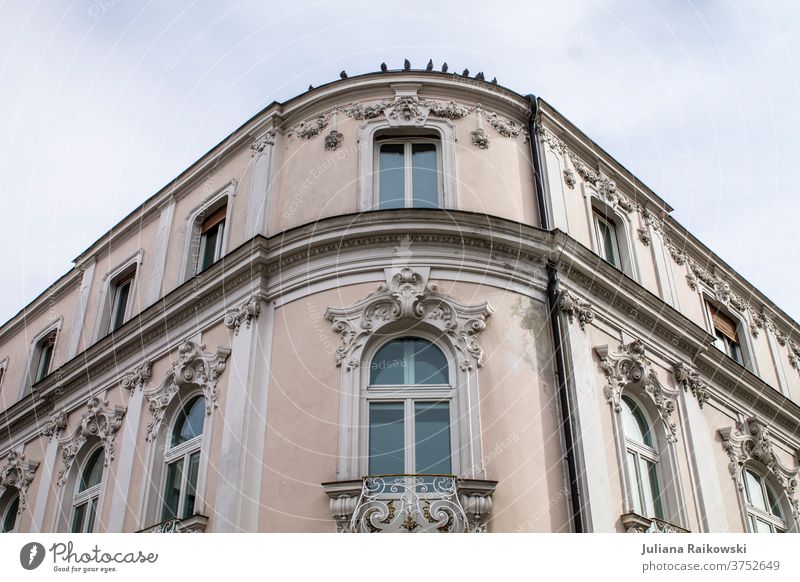 verzierte Hausfassade in Österreich hausfassade Fenster Gebäude Architektur Fassade Wand Außenaufnahme Bauwerk Tag Stadt alt Froschperspektive Farbfoto Altstadt