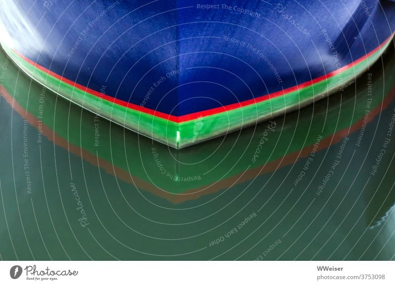 Abstraktes Fragment: Bug eines blauen Bootes Wasser bunt Nase See still abstrakt Streifen mehrfarbig Erwartung Hoffnung Reise Fahrt Ferne Vorfreude Spitze