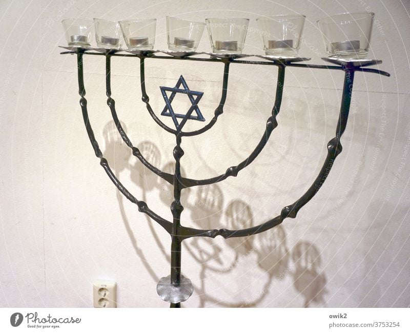 Gut' Schabbes Menorah Metall Sammlerstück Religion & Glaube Glaubenszeichen Judentum historisch groß schwer Davidstern Zeichen Wand Mauer Innenaufnahme Farbfoto