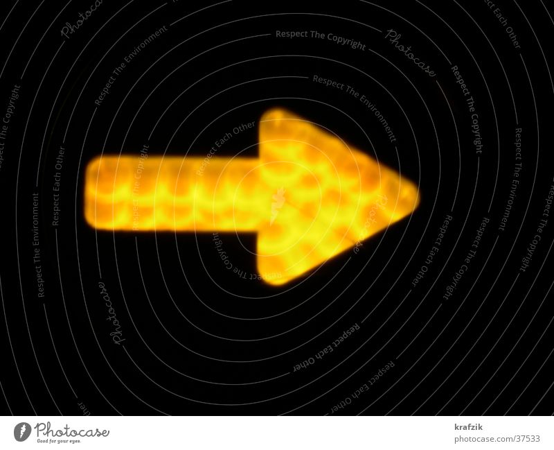 gelbleuchtender Pfeil Richtung obskur Signal