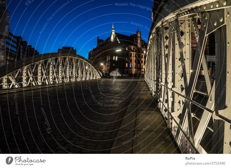 Historische Brücke in der Speicherstadt von Hamburg. Hafen Lagerhaus storehouse Kanal urban Elbe Gebäude Architektur Fluss Nacht Licht Ebbe Fleetschlösschen