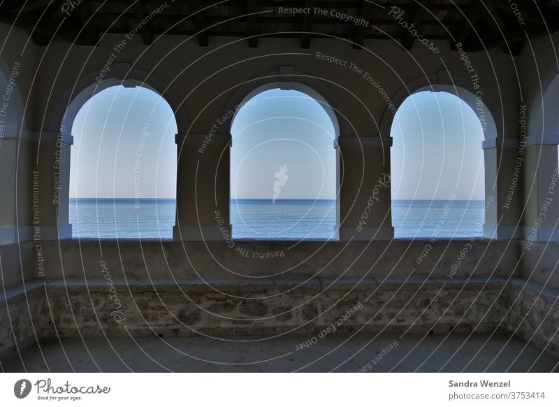 Blick durch die Fenster der Stadtmauer in Novigrad, Kroatien Urlaub Sehnsucht Meer Horizont menschenleer Reise reisebranche Einsamkeit Einsamkeit Stille