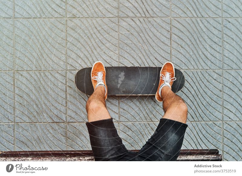 Crop Skater sitzen auf Bank in der Stadt urban Skateboard Mann sich[Akk] entspannen Stil Straße cool Generation männlich jung schäbig hölzern Großstadt ruhen