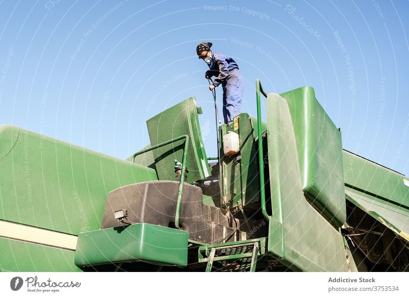 Arbeiter in der Maskenreinigungsmaschine Mitarbeiter Atemschutzgerät Maschine Ackerbau Landschaft Flugzeugwartung Sauberkeit Waschen behüten Beruf Job Industrie