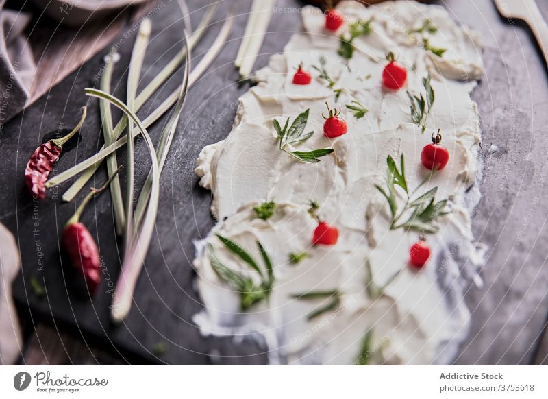 Leckeres Gericht mit Kräutern auf Schiefertafel Sahne Käse Brot Speise lecker Holzplatte Kraut Feinschmecker Mahlzeit frisch Küche Snack rustikal verschiedene