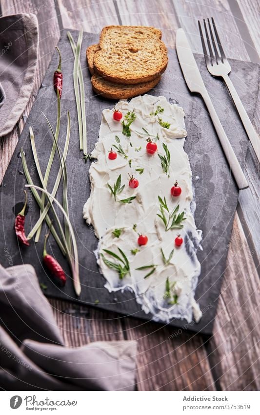 Leckeres Gericht mit Kräutern auf Schiefertafel Sahne Käse Brot Speise lecker Holzplatte Kraut Feinschmecker Mahlzeit frisch Küche Snack rustikal verschiedene