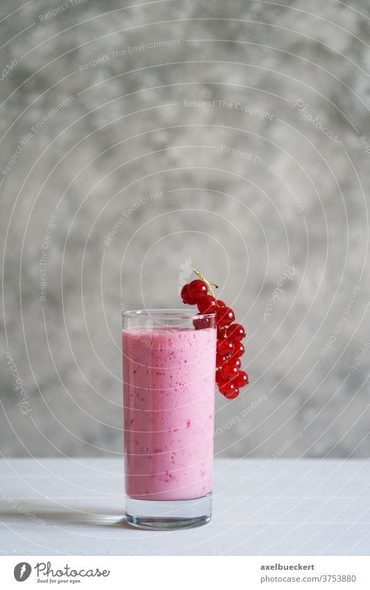 Johannisbeer-Smoothie oder Milchshake Johannisbeeren Getränk Ernährung selbstgemacht trinken rote Johannisbeeren Beeren Frucht Gesundheit Lifestyle Saft frisch