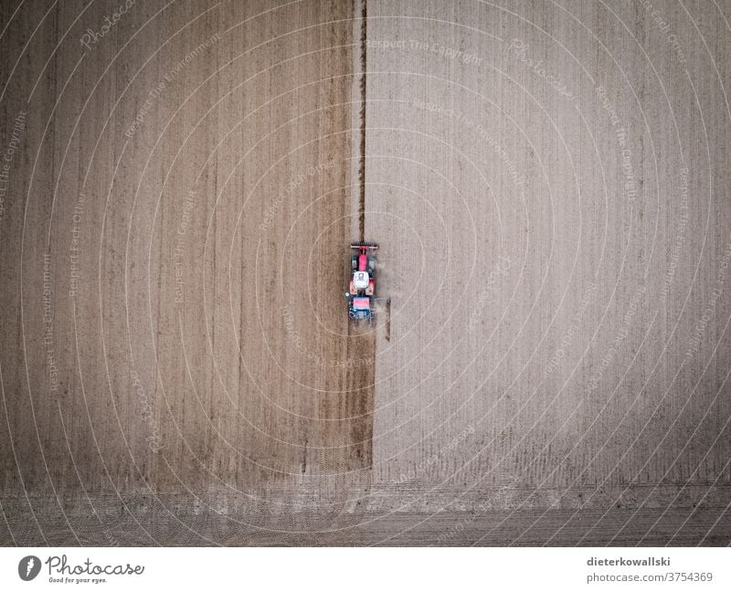 Traktor bei der Feldarbeit Landwirtschaft Bauer Ernte Natur Umwelt Dürre Arbeit Ackerbau Arbeit & Erwerbstätigkeit Farbfoto Tag landwirtschaftlich