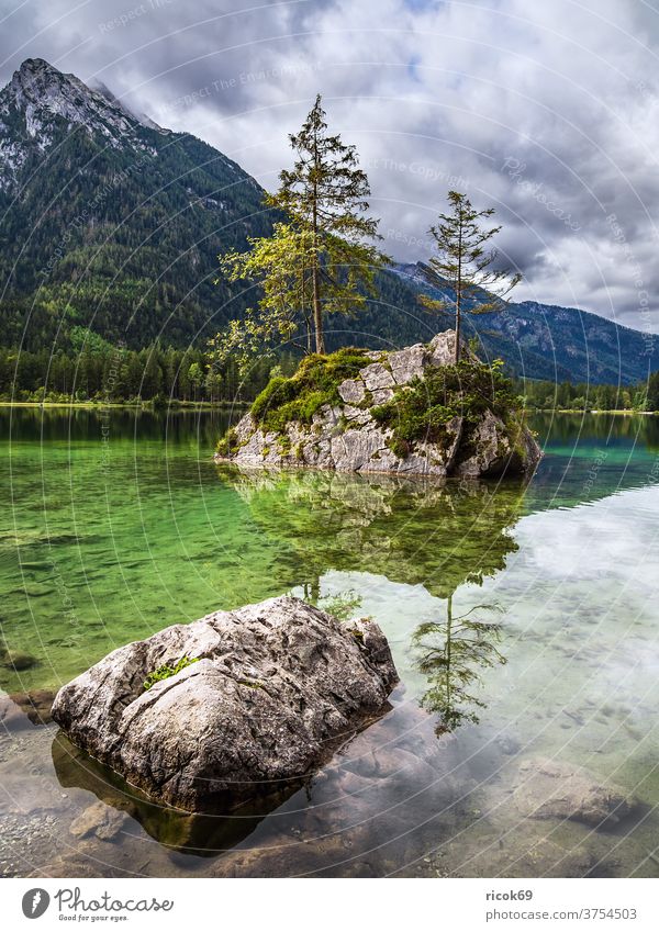 Der Hintersee in Ramsau im Berchtesgadener Land See Felsen Baum Alpen Gebirge Bayern Berg Wald Landschaft Natur Sehenswürdigkeit Wolken Himmel grün blau Urlaub