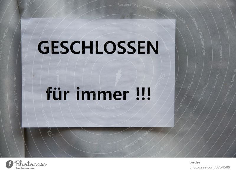 Geschäftsaufgabe, Insolvenz, Hinweisschild an der Tür eines Geschäfts " Geschlossen für immer !!!" geschäftsaufgabe aufgrund des Umsatzeinbruchs durch die wirtschaftlichen Folgen der Coronapandemie