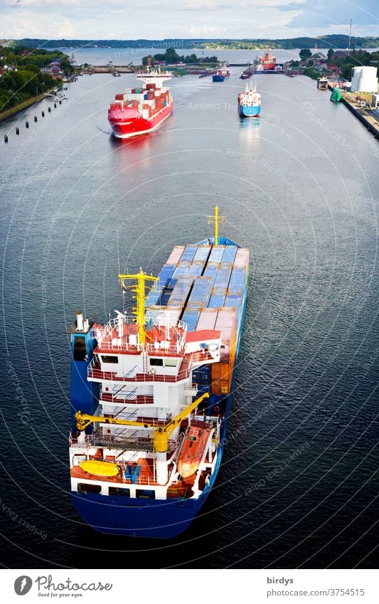 Containerschiffe und Frachtschiffe im Nord-Ostseekanal an der Schleuse zur Kieler Förde. Kiel, Ostsee nord-ostsee-kanal Schifffahrt Schiffsverkehr Kiel-Holtenau