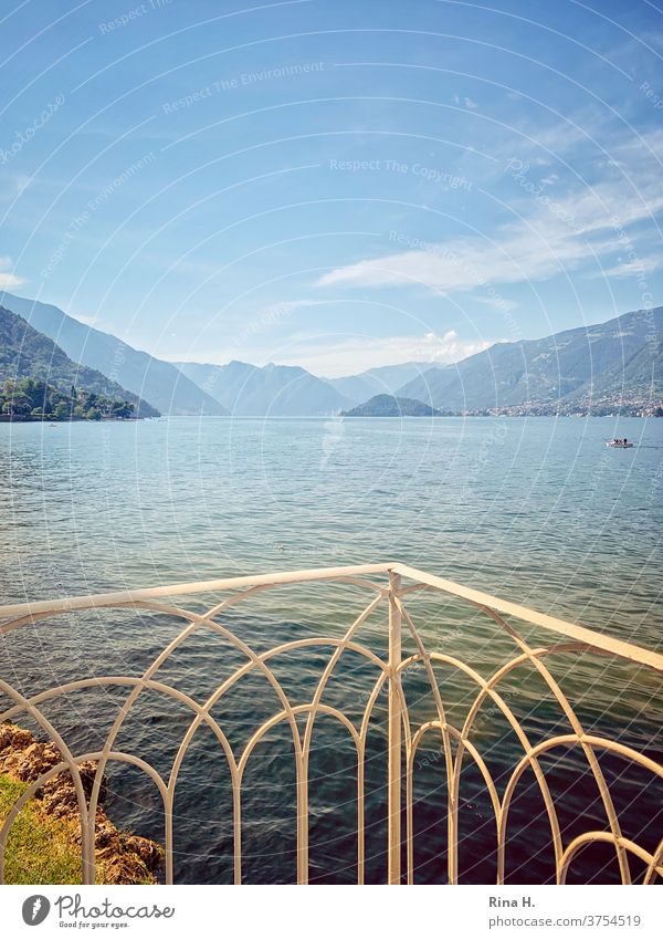 Blick auf den Comer See bei Bellagio Norditalien Bella Italia Urlaub Spätsommer Balkon Alpen Berge Horizont