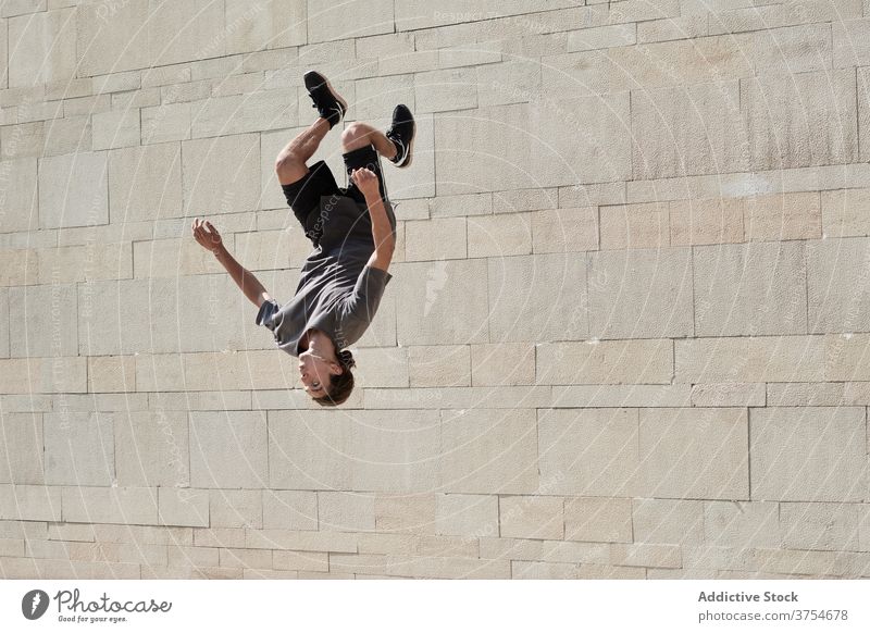 Mann macht Rückwärtssalto in der Stadt Le Parkour Überschlag springen akrobatisch Stunt Trick urban aktiv männlich Energie Sommer üben Übung