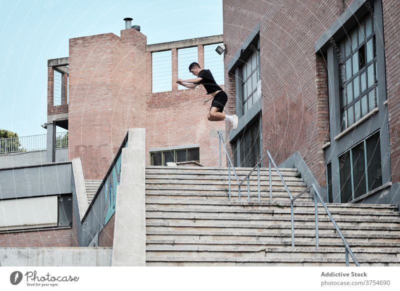 Mann macht Parkour in der Stadt springen Le Parkour Stunt Treppe Trick urban Adrenalin extrem Großstadt männlich Hobby Gefahr Mut aktiv Aktivität professionell