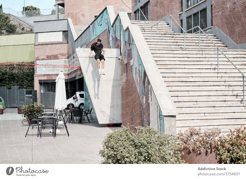 Mann macht Parkour in der Stadt springen Le Parkour Stunt Treppe Trick urban Adrenalin extrem Großstadt männlich Hobby Gefahr Mut aktiv Aktivität professionell