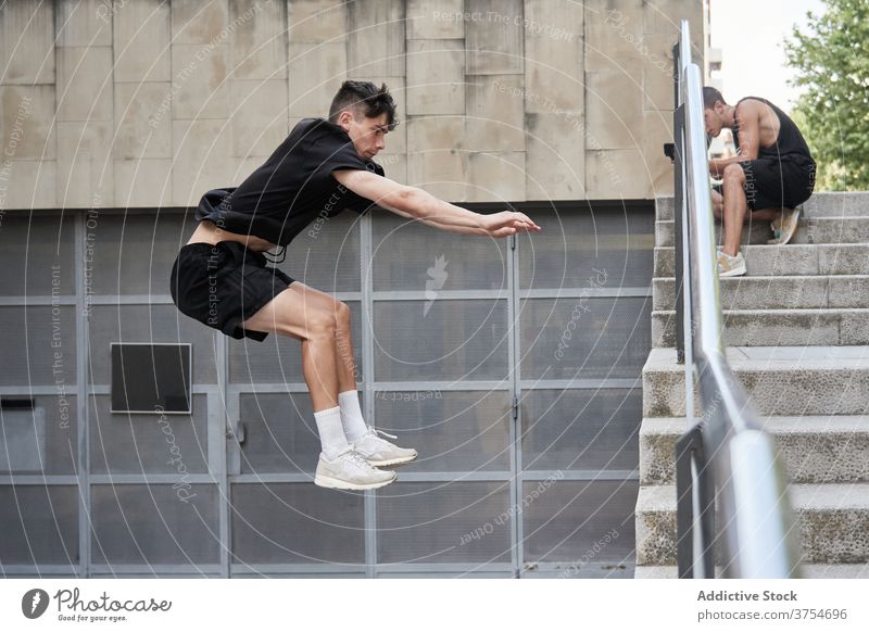 Mann macht Parkour in der Stadt springen Le Parkour Stunt Treppe Trick urban Adrenalin extrem Großstadt männlich Hobby Gefahr Mut aktiv Aktivität professionell